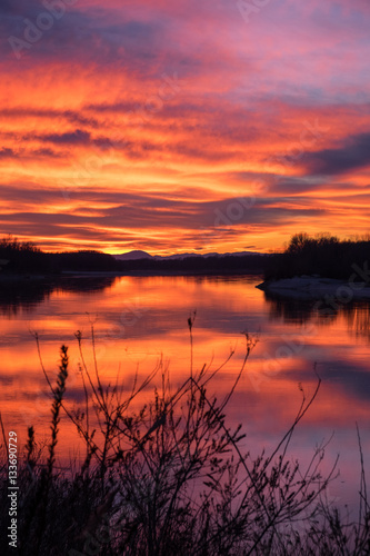 Obraz na płótnie Tramonto sul fiume Po w salonie