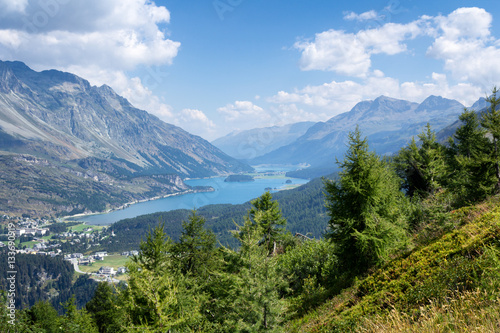 Schweizer Berge mit Blick ins Tal auf den Silsersee © eyetronic