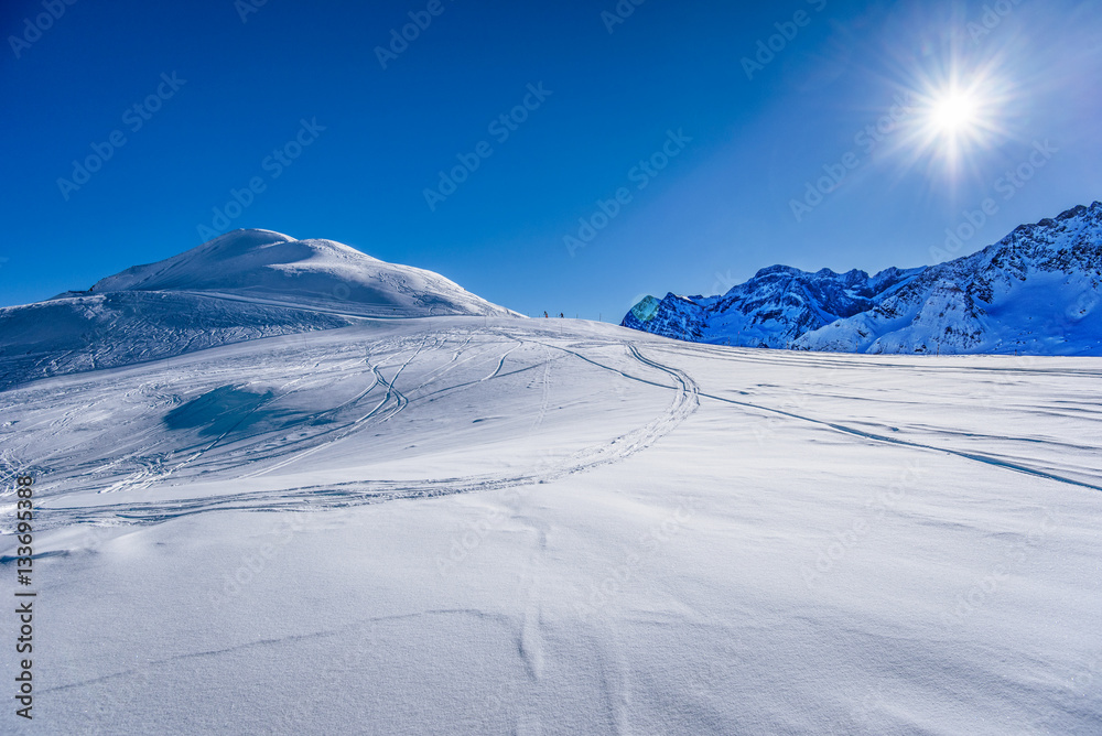 Sun and snow in Gavarnie ski resort
