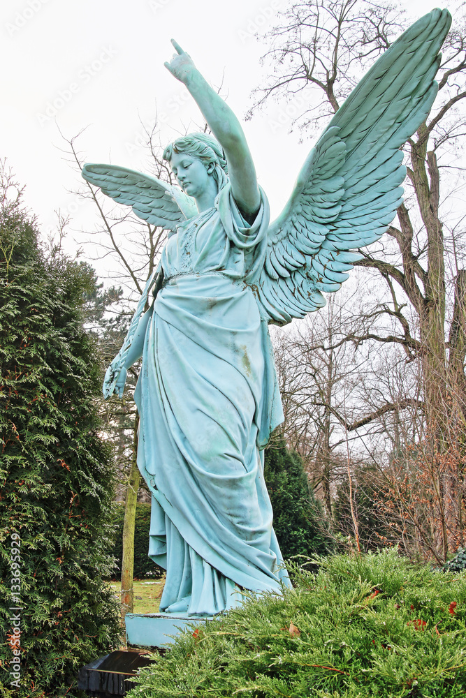 Fototapeta premium Engel auf Friedhof