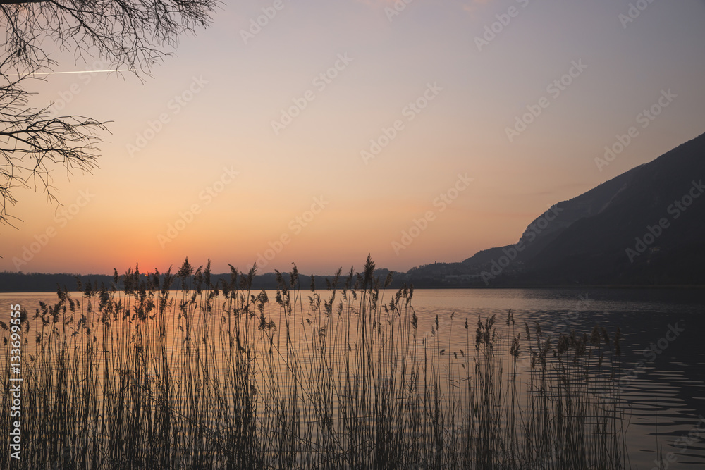 Obraz premium Sunset on the lake