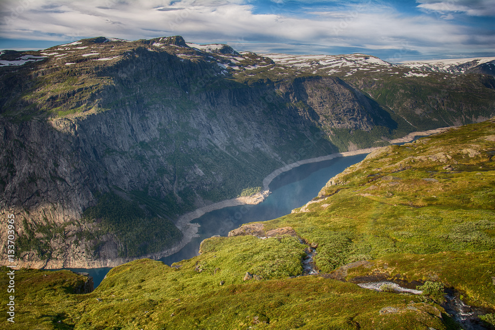 Naklejka premium Panorama view of the Ringedalsvatnet lake and mountains