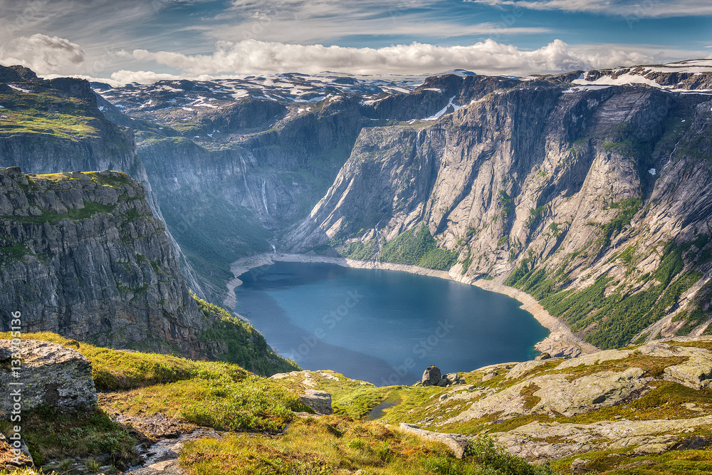 Naklejka premium Panorama view of the Ringedalsvatnet lake and mountains