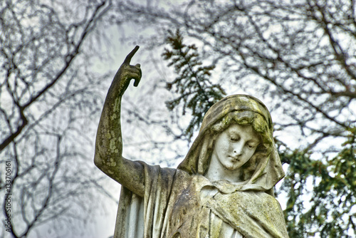 Engel  Frau mit erhobenen Zeigefinger