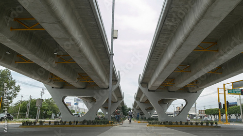 Puente automovilístico visto desde abajo en Yucatán 