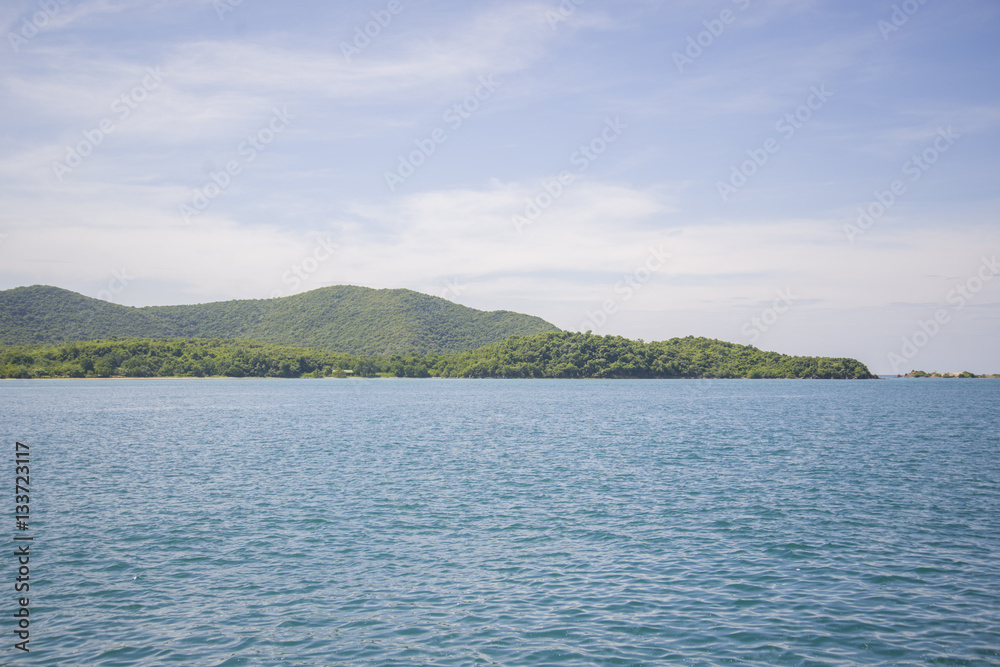 A small uninhabited island in the Gulf of Thailand.