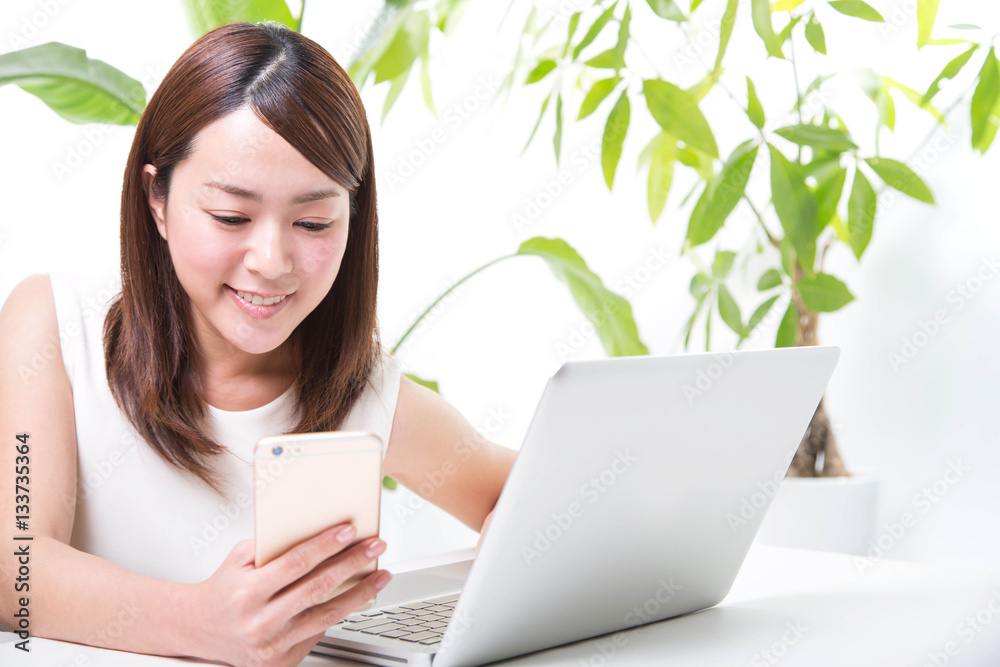 スマートフォンを使う若い女性