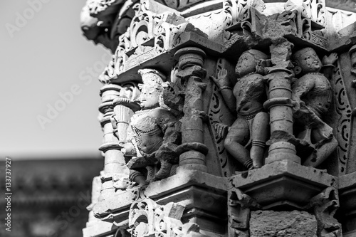 Fotografie Sculpture of Hindu god goddess carved on sandstone pillars in cursed and haunted