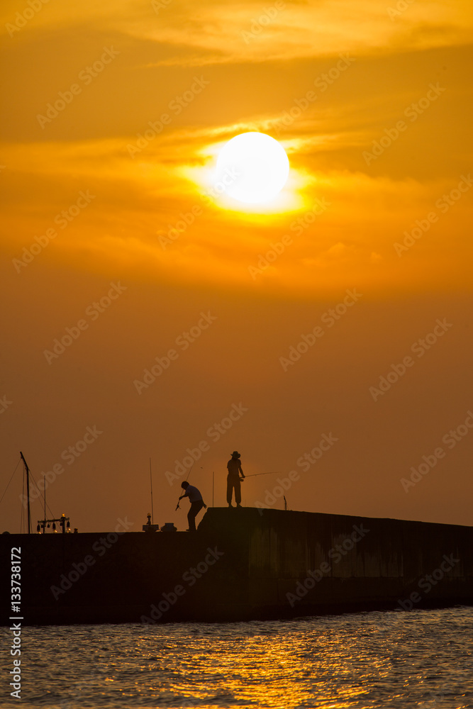 夕陽と釣り人