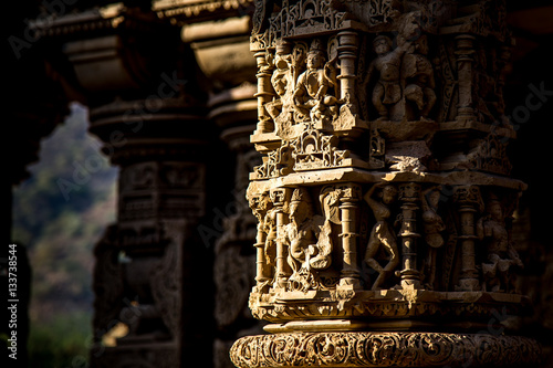 Obraz na plátně Beautiful sculptures of Hindu god and goddess carved on sandstone pillars in anc