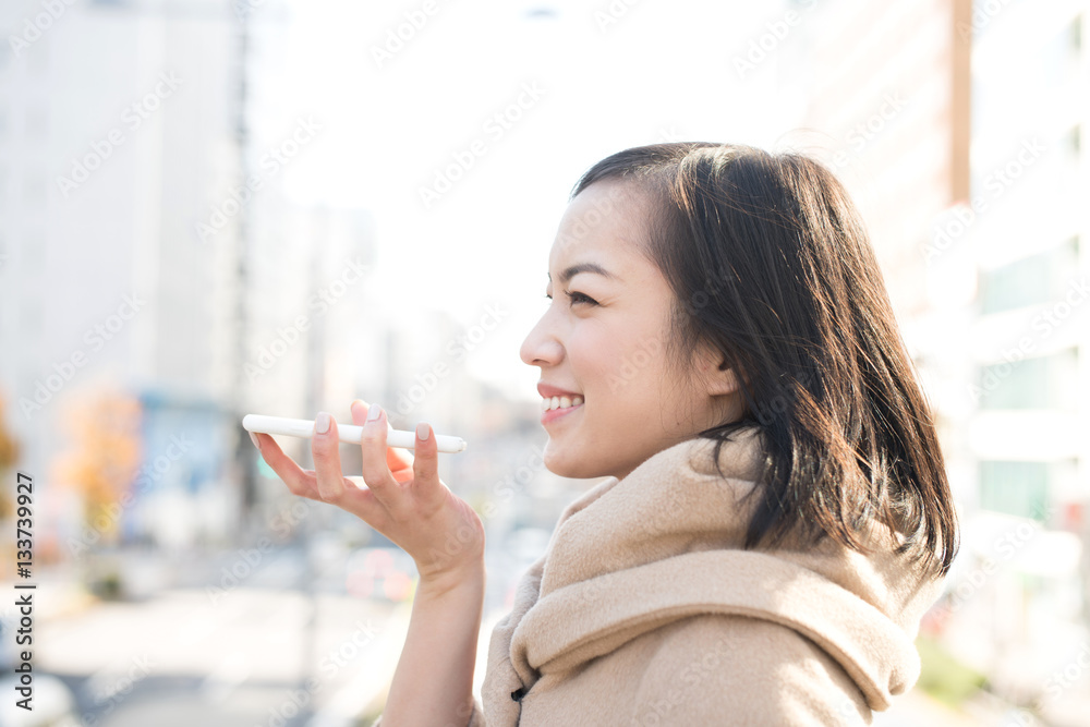 電話で話す女性 電話で話す女性