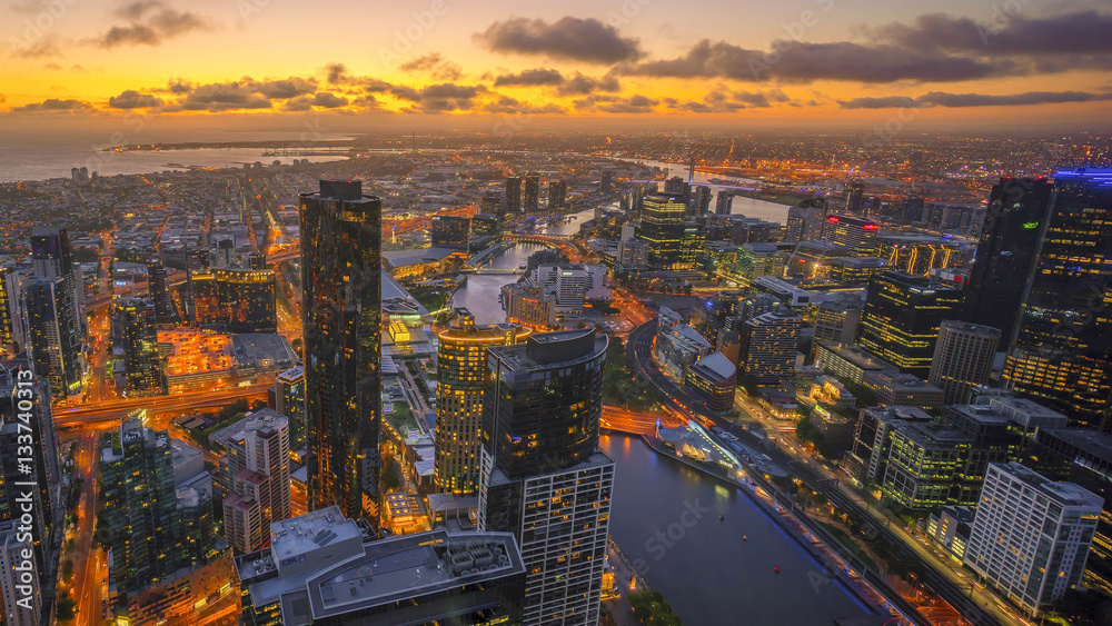 Obraz premium Widok z lotu ptaka na dramatyczny zachód słońca na panoramę miasta Melbourne