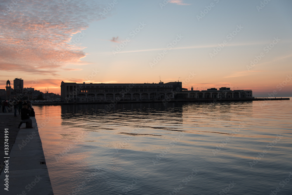 Fototapeta premium Tramonto infuocato sul golfo di Trieste