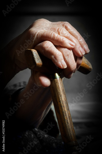 Fotografija walking stick in hand of senior woman