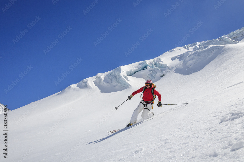 Skiabfahrt nach einer Skitour zum Zuckerhüttl