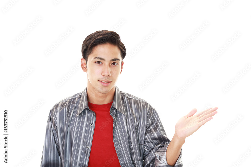 案内する笑顔の男性
案内する笑顔の男性