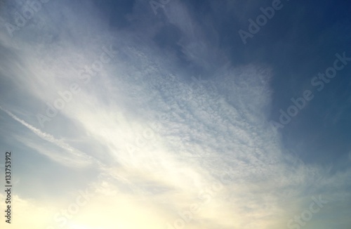 スジ雲と鱗雲の日没直前の背景素材