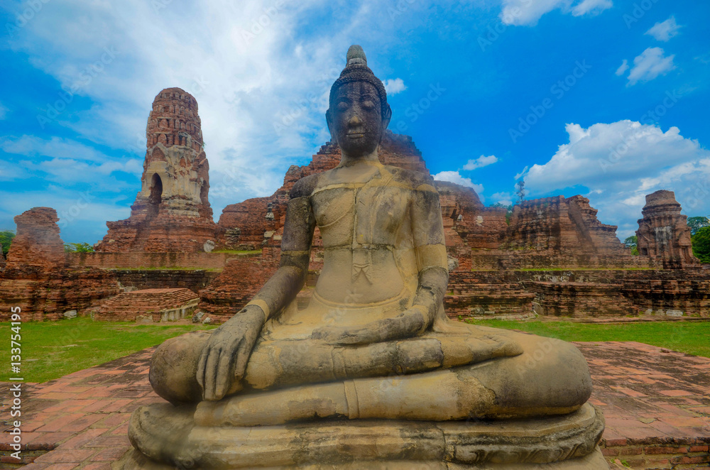 Alte Ruine von Wat Mahathat in Ayuthaya / Thailand Alte Ruine von Wat Mahathat in Ayuthaya / Thailand