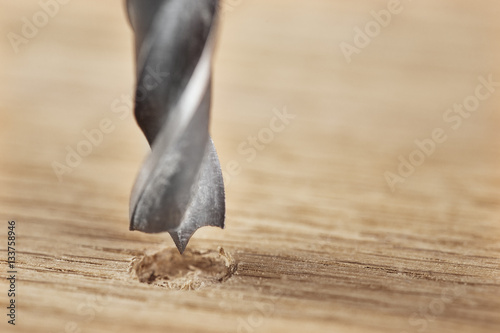 neww vetal drill bit make hole in a clean wooden oak plank