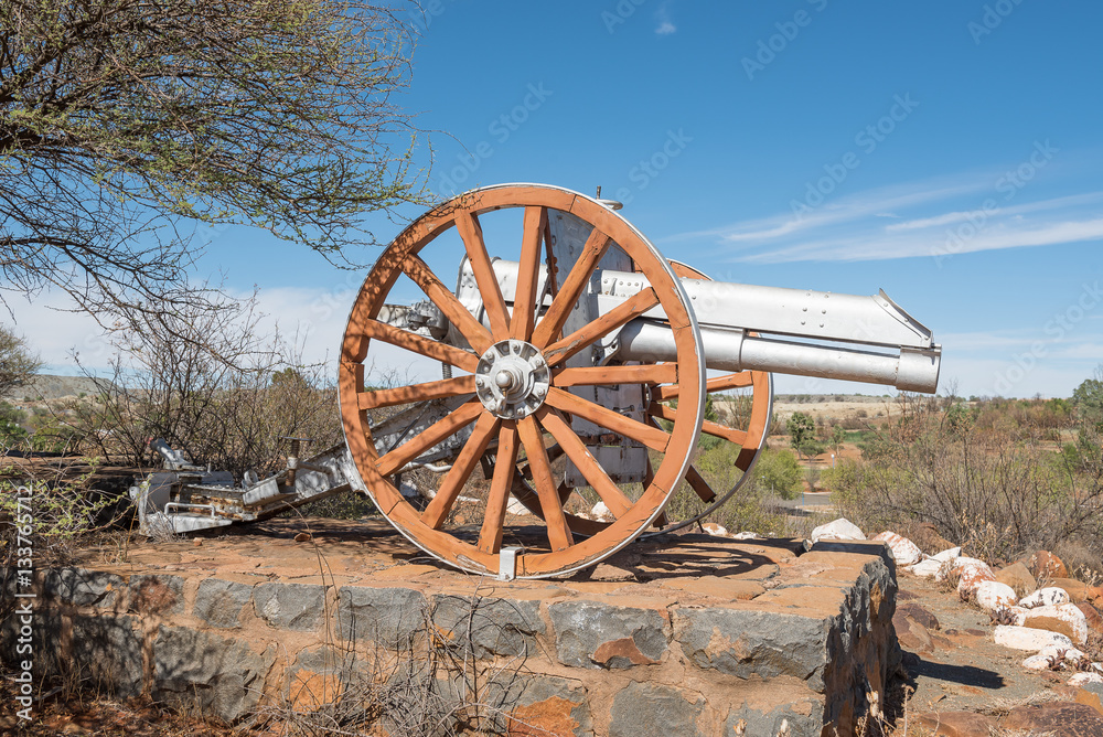 Cannon at the monument in Koffiefontein