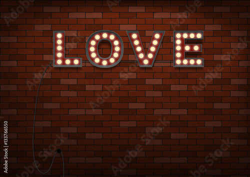 Retro Leuchtreklame, Das Wort Liebe als Schild auf einem Backstein Wand mit leuchtende Lämpchen. Valentinstag konzept mit Textfreiraum