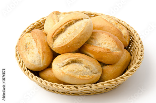 Einfache Brötchen im Korb