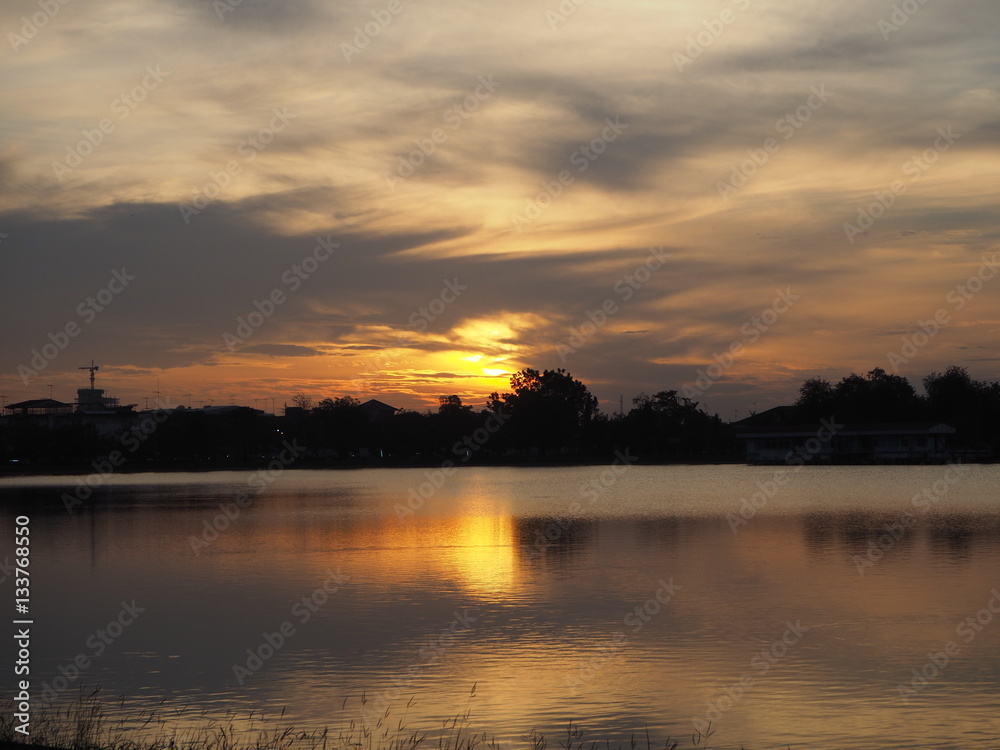 Obraz premium sunset on the lake