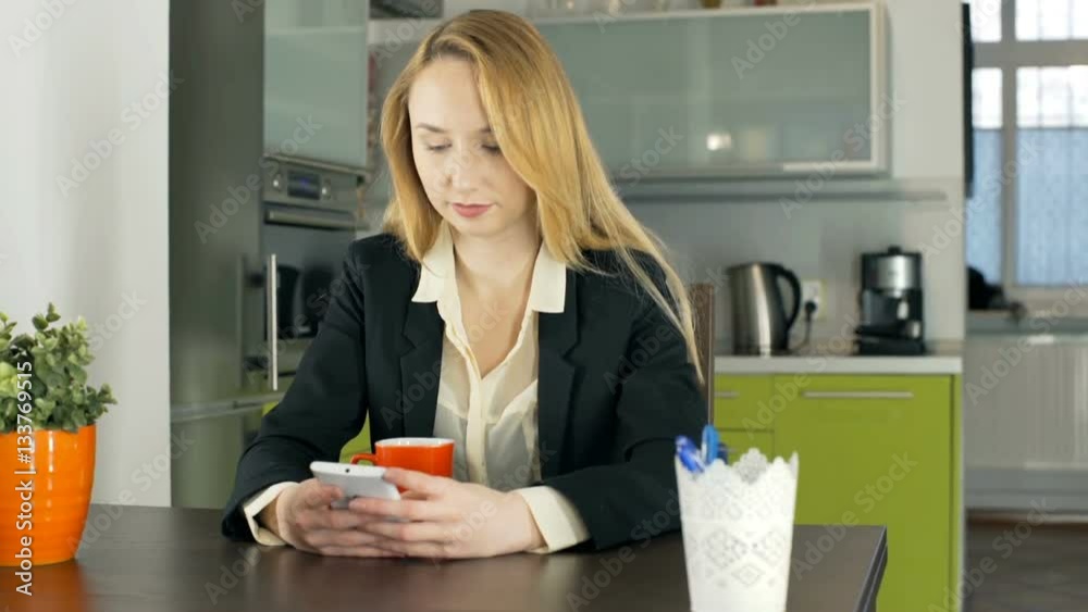 Businesswoman sitting in the apartment and texting on smartphone, steadycam shot
Businesswoman sitting in the apartment and texting on smartphone, steadycam shot