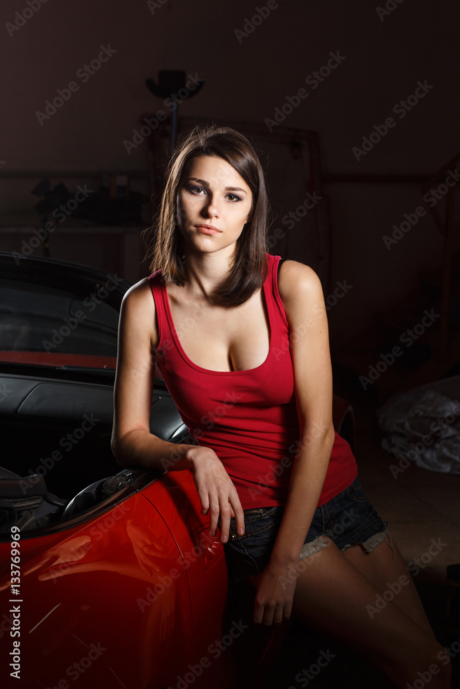 Naklejka premium girl mechanic in a garage