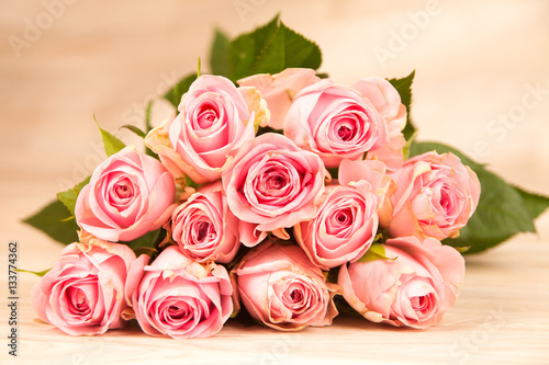 rosa Rosen auf einem Holzhintergrund