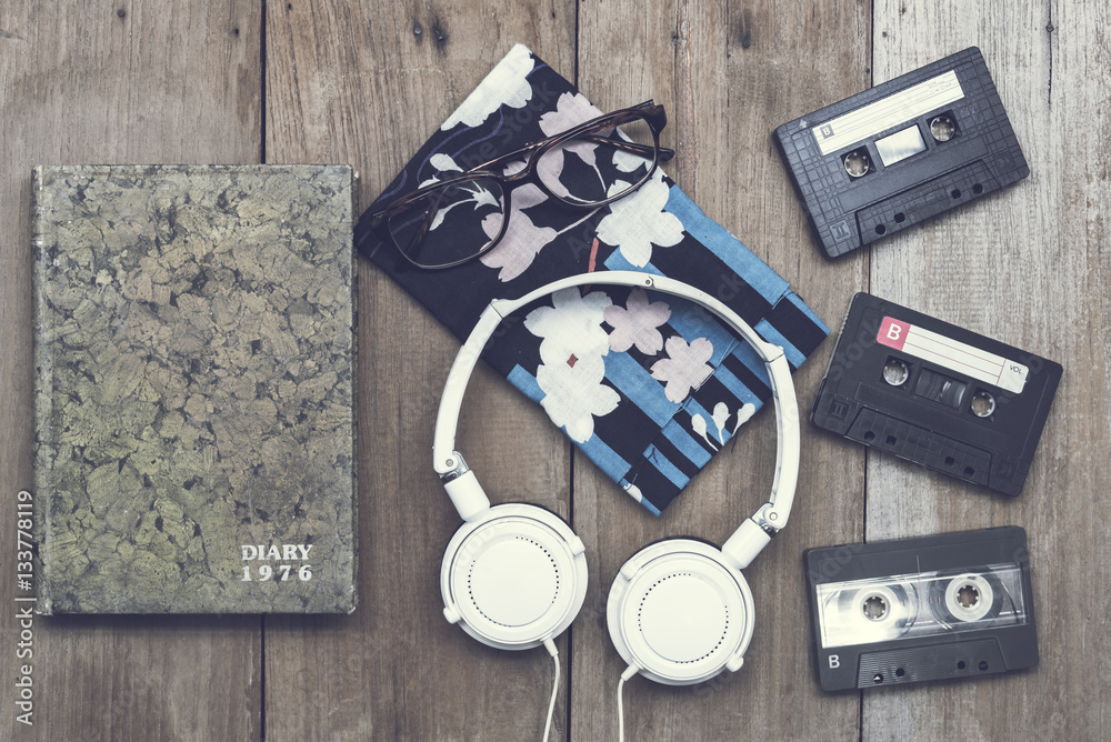 Obraz premium top view of retro object on wooden board