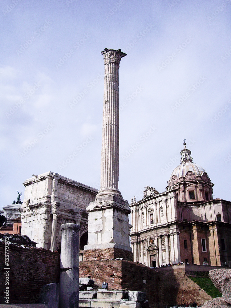 フォロ･ロマーノ　フォカスの記念柱とサンティ・ルカ・エ・マルティーナ教会、セプティミウス・セウェルスの凱旋門（イタリア・ローマ）