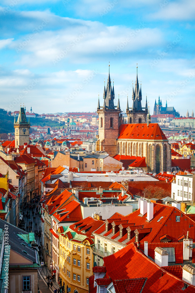 Obraz premium Wysokie wieże wieży kościoła Tyn w Pradze