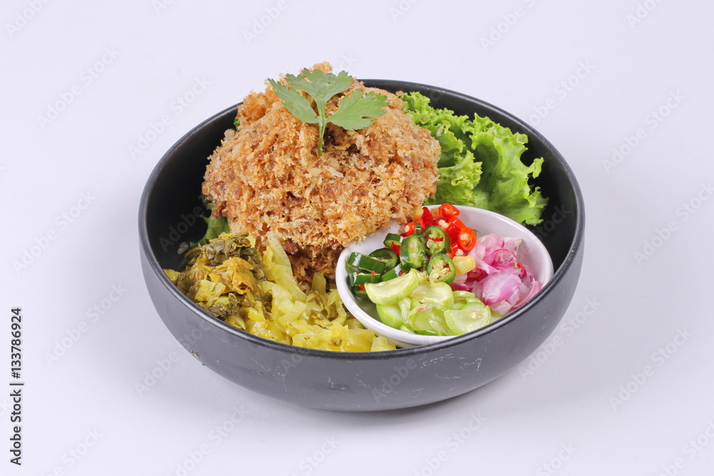 Crispy canned tuna with sliced pickle lettuce and green oak. Crispy canned tuna with sliced pickle lettuce and green oak.
