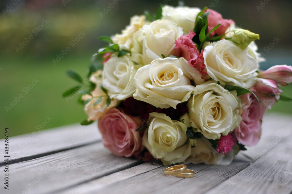 Brautstrauß mit Ringen