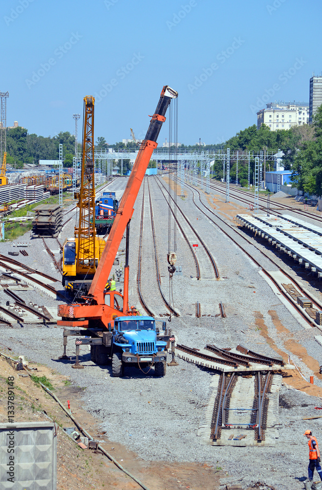 Разбор старых железнодорожных путей на строительстве новой станции в Москве Разбор старых железнодорожных путей на строительстве новой станции в Москве