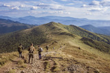 Grupa paramilitarnych ludzi idzie po szlaku w górach Bieszczady