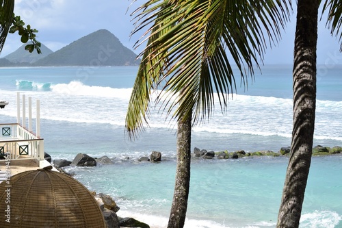 Traumhafter Blick auf sanfte Wellen und Hügel auf Tortola, Britische Jungferninseln, Karibik