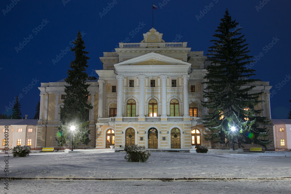 Fototapeta premium Centralna część starożytnej szlacheckiej rezydencji. Posiadłość Maryino, obwód kurski