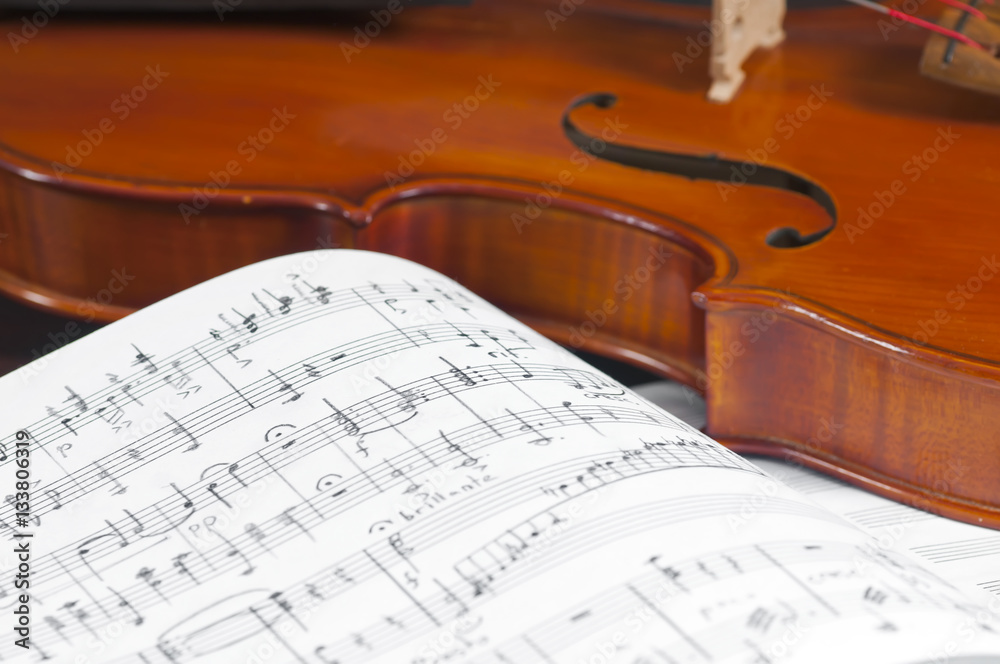Naklejka premium Music notes and violin close up