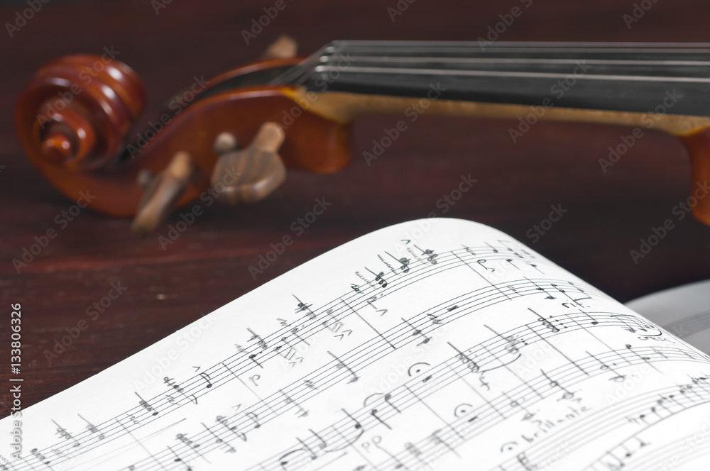 Naklejka premium Music notes and violin close up