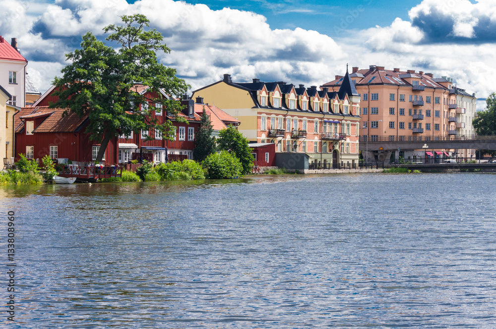 Fototapeta premium Husen längs ån.