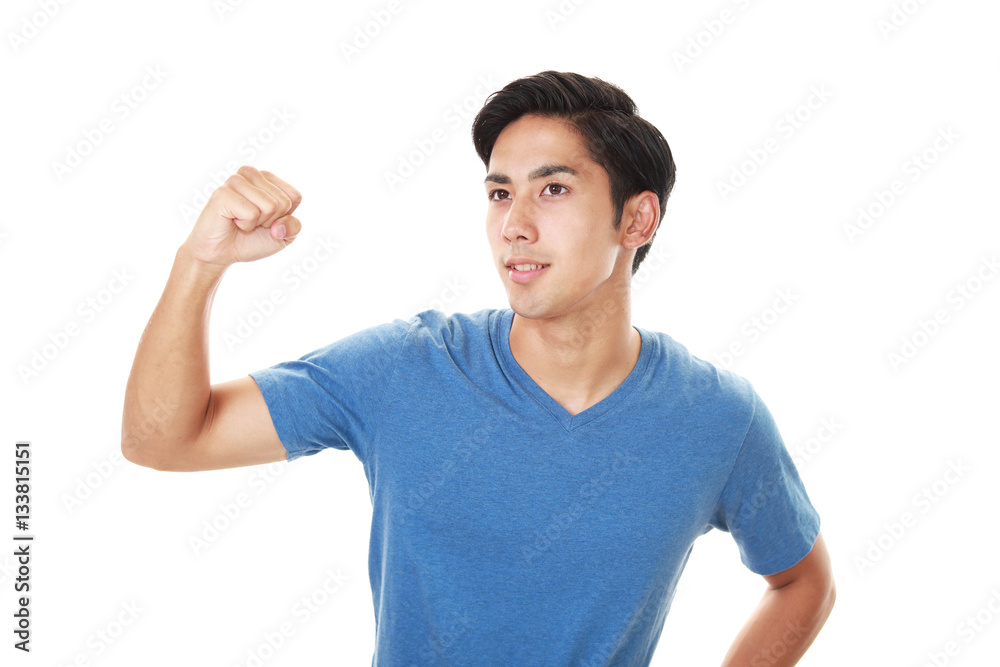 ガッツポーズの男性
