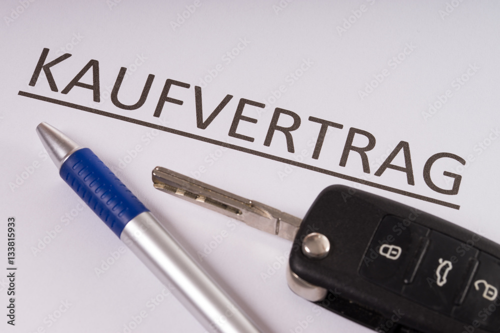Wir Kaufen Dein Auto Rücktritt Vom Kaufvertrag Kaufvertrag / Kaufvertrag mit Stift und Autoschlüssel Stock Photo