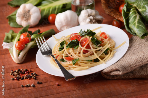 Spaghetti with chard and tomato