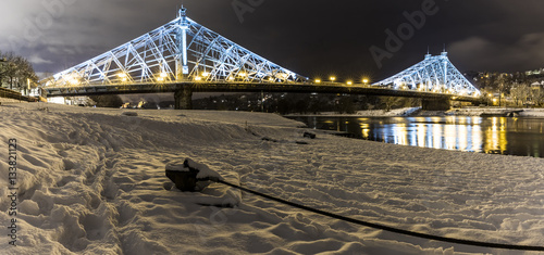 Dresden - berühmte Brücke - Blaues Wunder bei Nacht im Winter mit Schnee photo