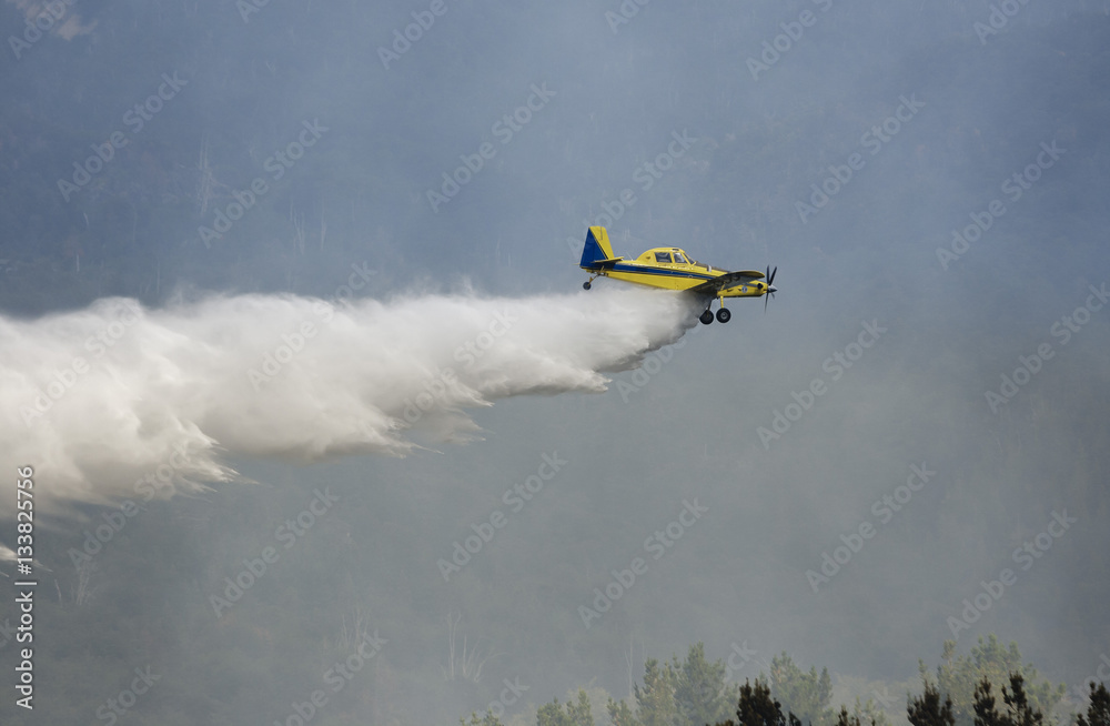 Fototapeta premium Avión hidrante largando agua