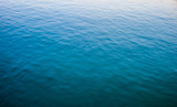 mare aperto , sfondo blu