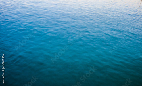 mare aperto , sfondo blu