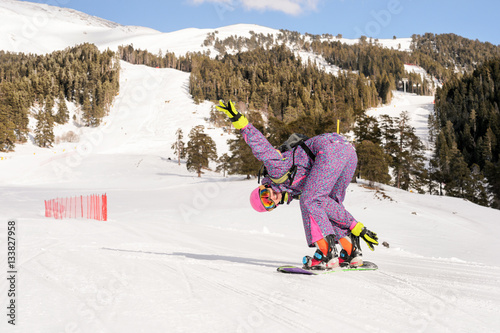 Foto beginner snowboarder girl